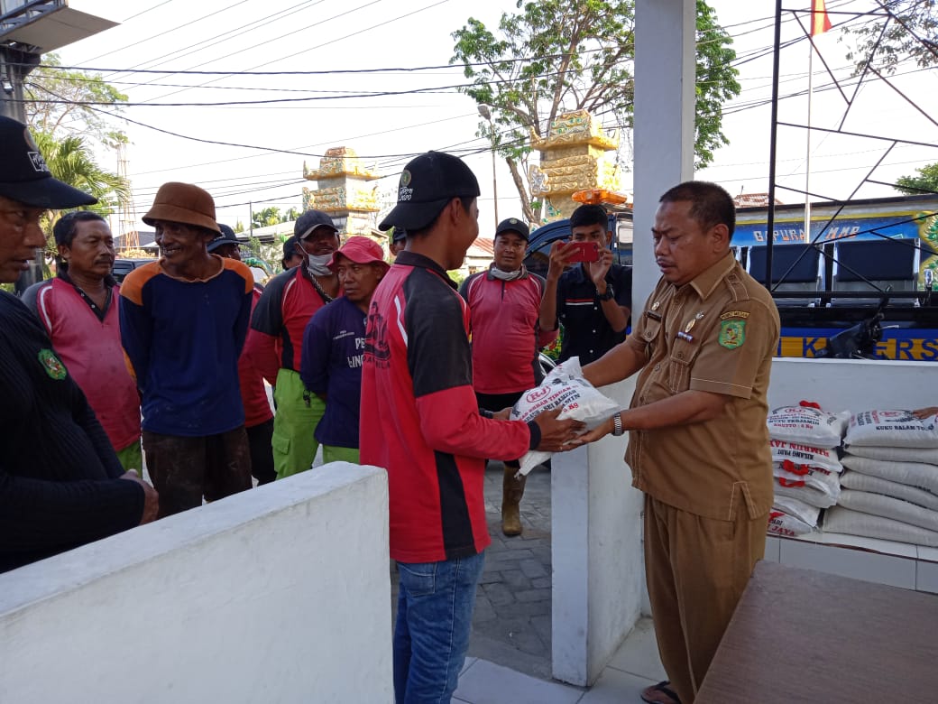 Bentuk kepedulian H. Surianto, SH (Butong) selaku tokoh masyarakat di kecamatan medan marelan kepada petugas PPPSU yang melakukan desinfektan guna mencegah penularan covid 19 