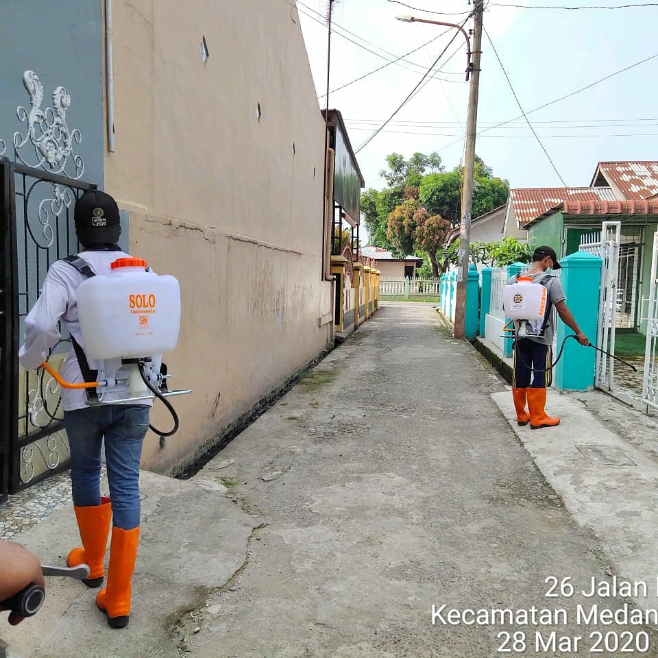 Desinfektan mengililingi rumah warga di Kecamatan Medan Marelan