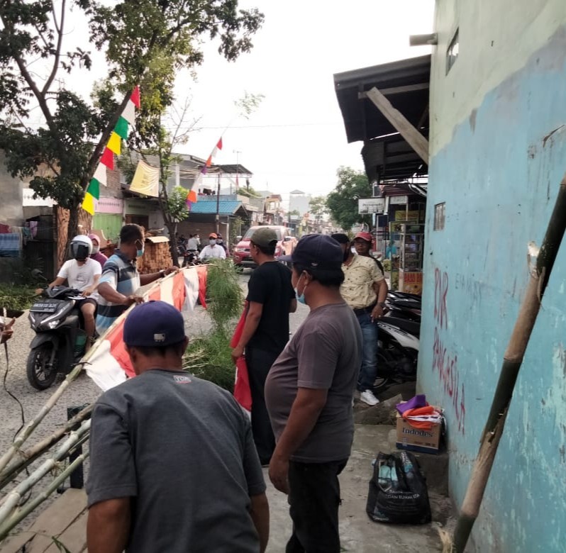 Pemasangan Bendera dan Umbul Umbul dalam rangka menyemarakkan perayaan HUT RI Ke-76 Tahun di Kecamatan Medan Marelan